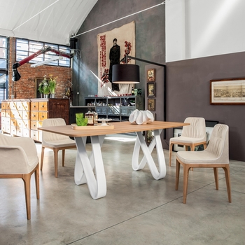 Бренд Tonin Casa предлагает готовые решения - обеденные столы и большой выбор подходящих стульев